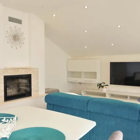 Sea View Apartment *